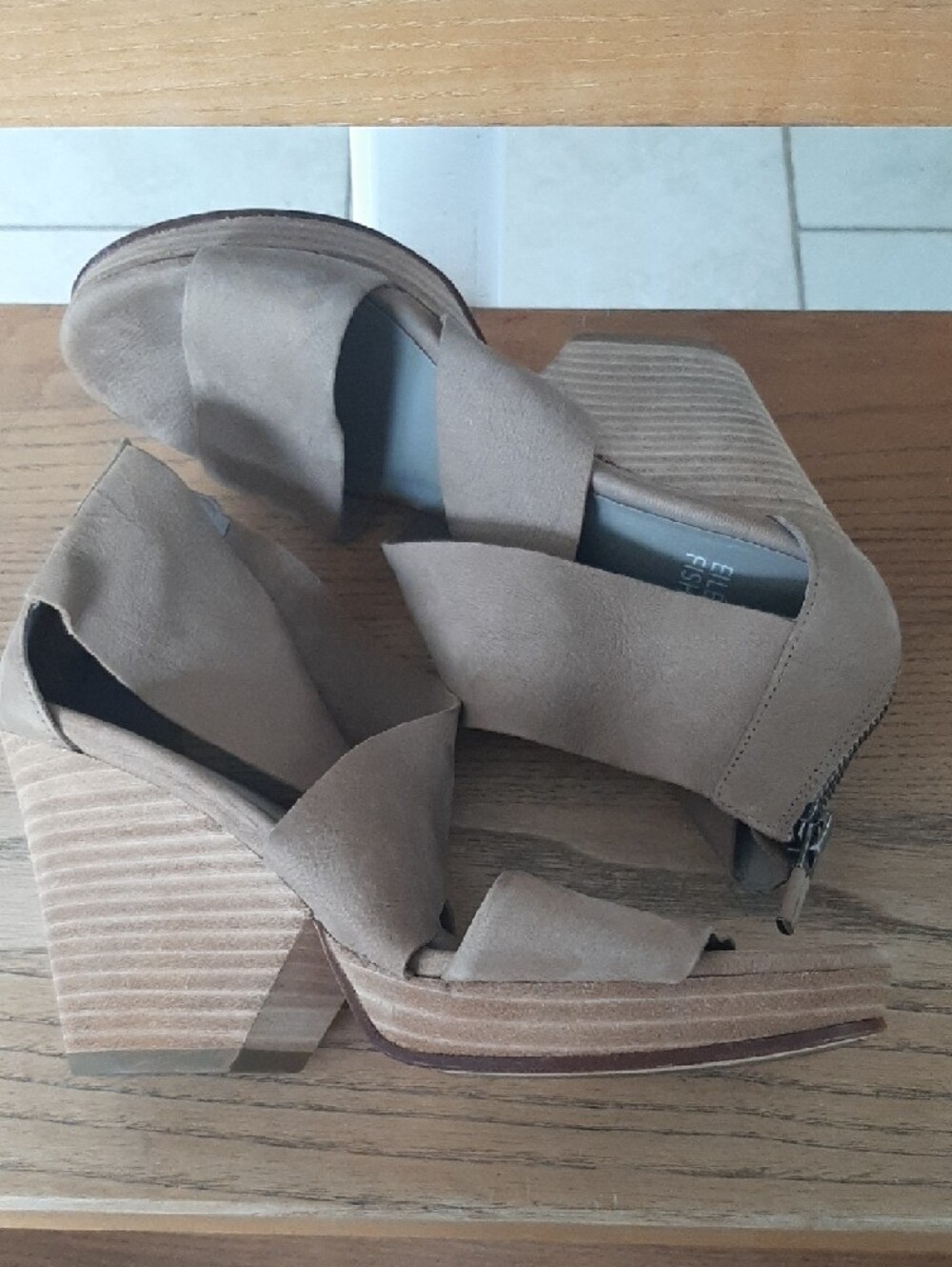 Eileen Fisher💞SUEDE GREAT CONDITION Taupe Crisscross Block Heel Sandals Sz 5 - Picture 8 of 8